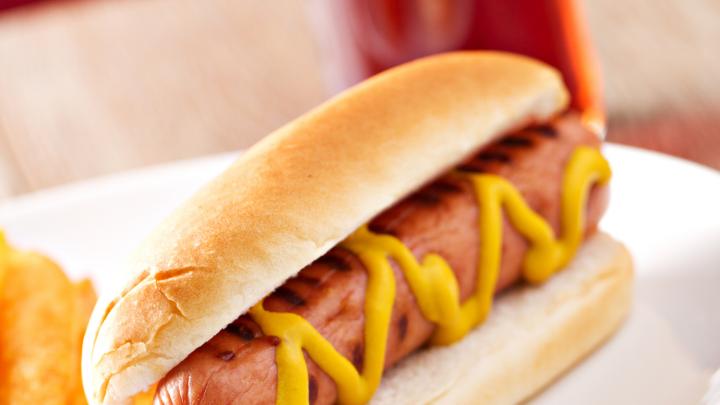 Meisje verkleedt zich op prinsessendag als... hotdog! Meisje verkleedt zich op prinsessendag als... hotdog!