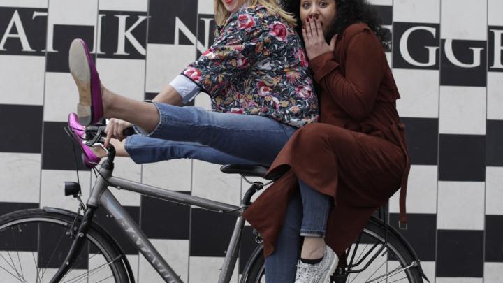 Achter de schermen met gastvrouw Sihame en Essentiel topvrouw Inge Onsea Achter de schermen met gastvrouw Sihame en Essentiel topvrouw Inge Onsea
