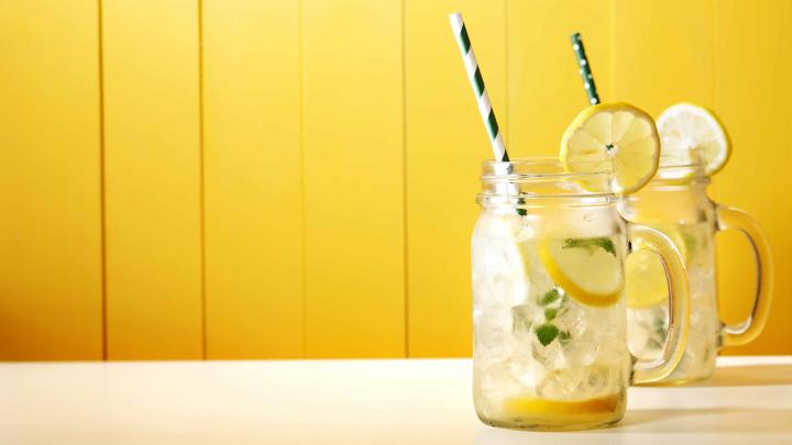 Limonade maison: 3 recettes fraîches et pétillantes Limonade maison: 3 recettes fraîches et pétillantes