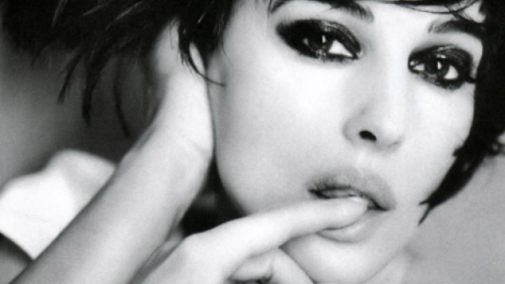 Oubliée la duckface, vive le fingermouthing! Oubliée la duckface, vive le fingermouthing!