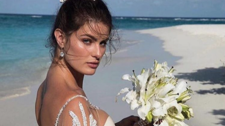 Victoria's Secret model trouwt in deze opvallende jurk Victoria's Secret model trouwt in deze opvallende jurk