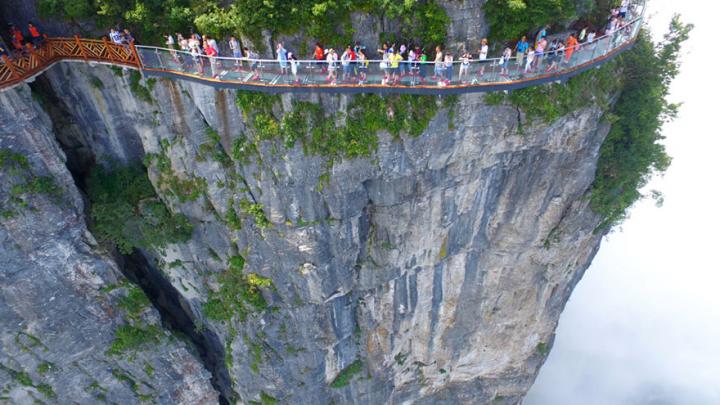 Niet voor mensen met hoogtevrees: bijzondere brug geopend in China Niet voor mensen met hoogtevrees: bijzondere brug geopend in China