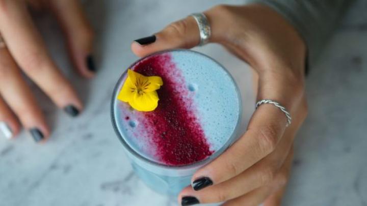 Smurf latte: la boisson bleue tendance Smurf latte: la boisson bleue tendance