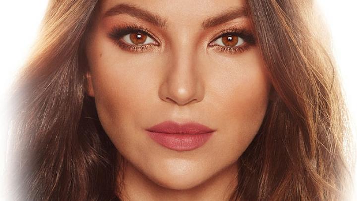 3 make-up hacks die je er meteen 5 jaar jonger doen uitzien 3 make-up hacks die je er meteen 5 jaar jonger doen uitzien