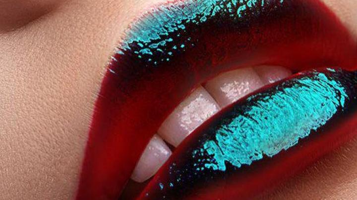 Oil Slick lips: les lèvres en mode pétrole Oil Slick lips: les lèvres en mode pétrole