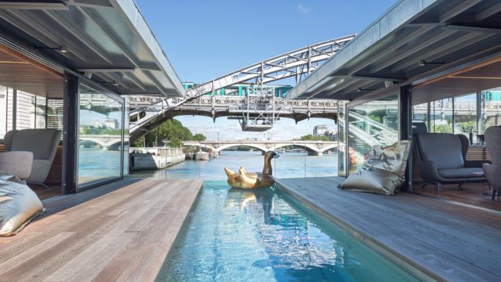 Dankzij dit hotel drijf je heerlijk weg op de Parijse Seine Dankzij dit hotel drijf je heerlijk weg op de Parijse Seine