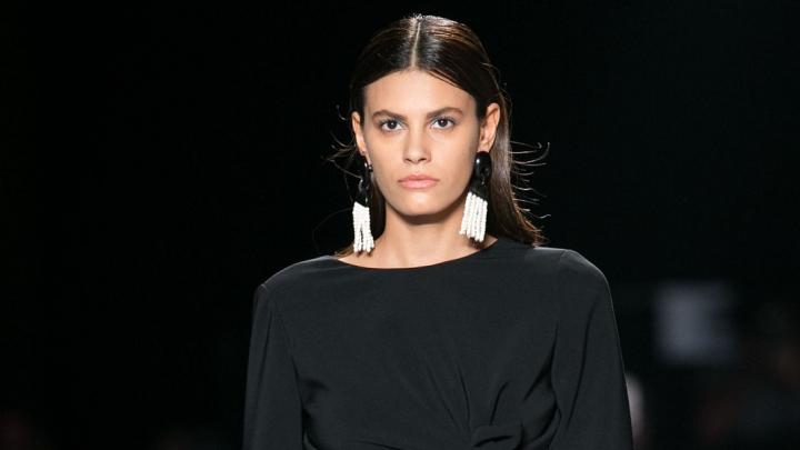 Model vangt vallende oorbel op catwalk zonder te kijken Model vangt vallende oorbel op catwalk zonder te kijken