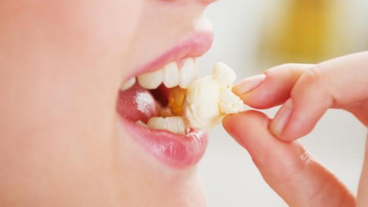 Deze 5 tips om late-night snacking te weerstaan werken écht Deze 5 tips om late-night snacking te weerstaan werken écht