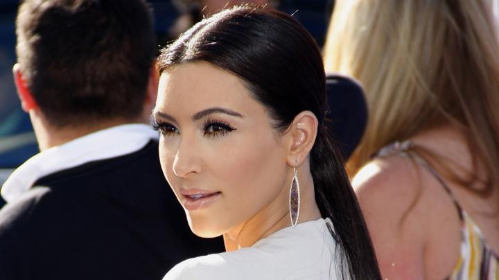 Kim Kardashian overvallen door gewapende mannen in Parijs Kim Kardashian overvallen door gewapende mannen in Parijs