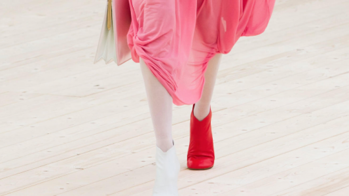 Statement trend op Paris Fashion Week: de mismatched shoes Statement trend op Paris Fashion Week: de mismatched shoes