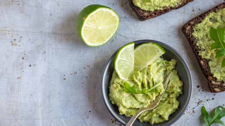 Dankzij deze eenvoudige truc wordt je guacamole niet meer bruin Dankzij deze eenvoudige truc wordt je guacamole niet meer bruin