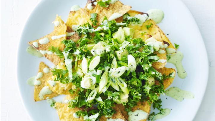Superfoodsnack: nacho's met gezonde groentedip en yoghurt-korianderdressing Superfoodsnack: nacho's met gezonde groentedip en yoghurt-korianderdressing