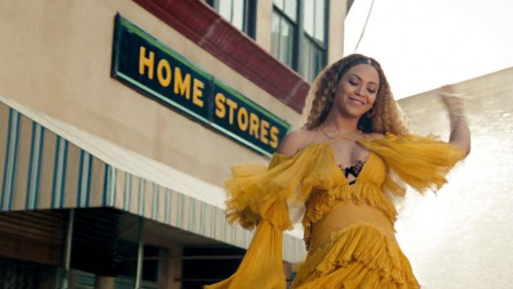 Do the ruffle: 10 elegante looks met ruches Do the ruffle: 10 elegante looks met ruches