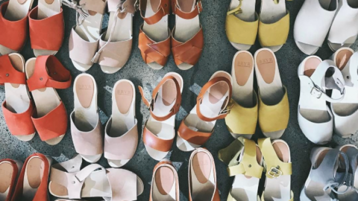 Clog the day away: 9 stijlvolle klompjes voor in jouw schoenenkast Clog the day away: 9 stijlvolle klompjes voor in jouw schoenenkast