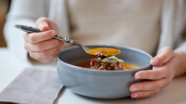 Mindful eating: meer zen tijdens het eten dankzij deze eenvoudige stappen Mindful eating: meer zen tijdens het eten dankzij deze eenvoudige stappen
