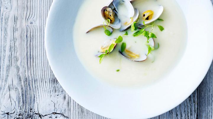 Romig soepje met vongole: helemaal hmmm en helemaal zomer Romig soepje met vongole: helemaal hmmm en helemaal zomer