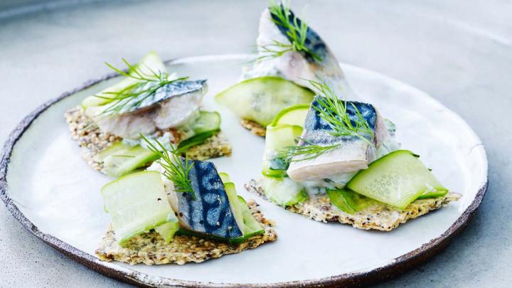 Heerlijk hapje: zelfgemaakt knäckebröd met makreel en komkommer Heerlijk hapje: zelfgemaakt knäckebröd met makreel en komkommer