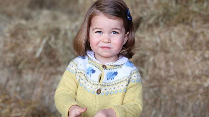 Prinses Charlotte viert tweede verjaardag tussen het stro Prinses Charlotte viert tweede verjaardag tussen het stro