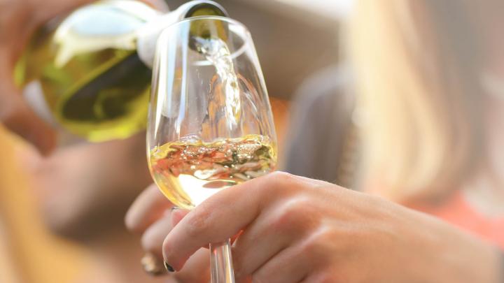 Cheers! Dit zijn de gezondheidsvoordelen van witte wijn Cheers! Dit zijn de gezondheidsvoordelen van witte wijn