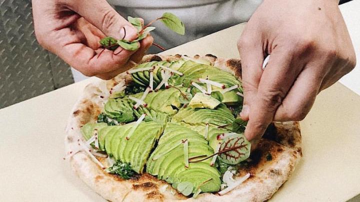 Yum! Deze avocado-pizza is onze nieuwste guilty pleasure Yum! Deze avocado-pizza is onze nieuwste guilty pleasure