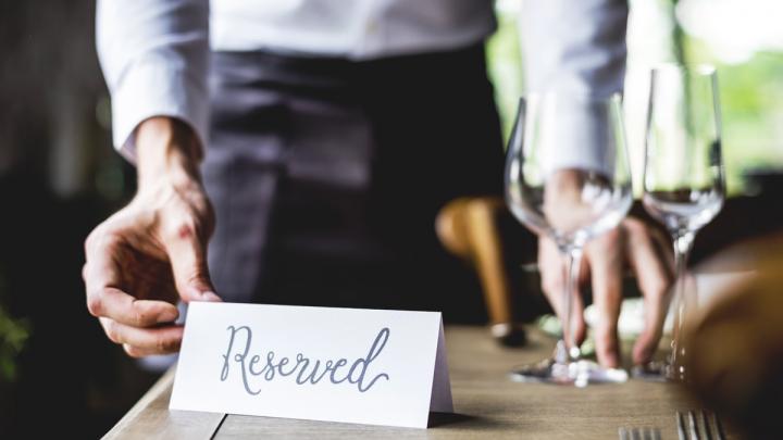 Column: niet komen opdagen als je gereserveerd hebt, is pure broodroof voor restauranthouders Column: niet komen opdagen als je gereserveerd hebt, is pure broodroof voor restauranthouders