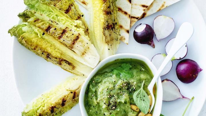 Do the dip: Baba ganoush van courgette met gegrilde sla Do the dip: Baba ganoush van courgette met gegrilde sla