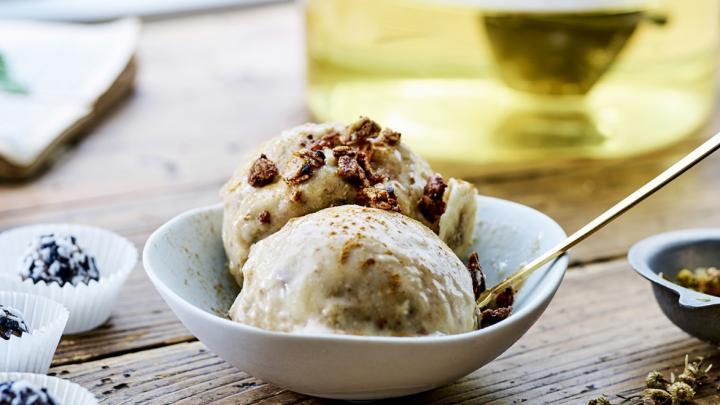 Verantwoord zondigen: bananenijs met noten en granola Verantwoord zondigen: bananenijs met noten en granola