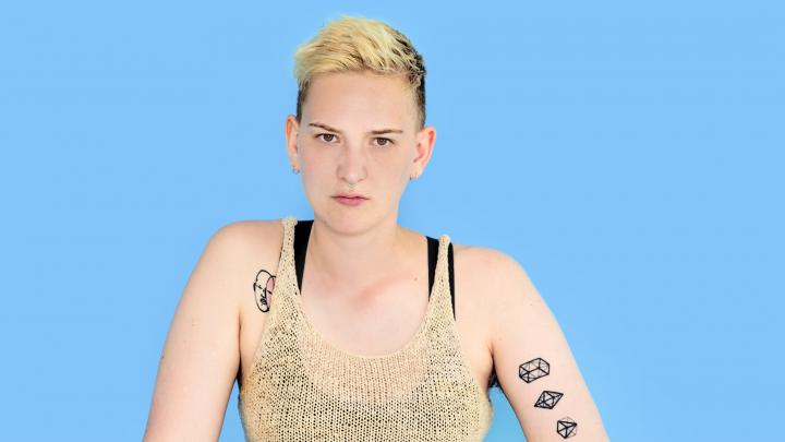 Straffe getuigenis: Ines is non-binair en biseksueel Straffe getuigenis: Ines is non-binair en biseksueel