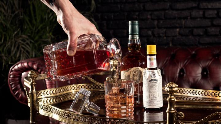 Dogma: originele cocktails in een vintage interieur Dogma: originele cocktails in een vintage interieur