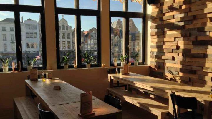Sava: tapas en cava bij de vleet Sava: tapas en cava bij de vleet