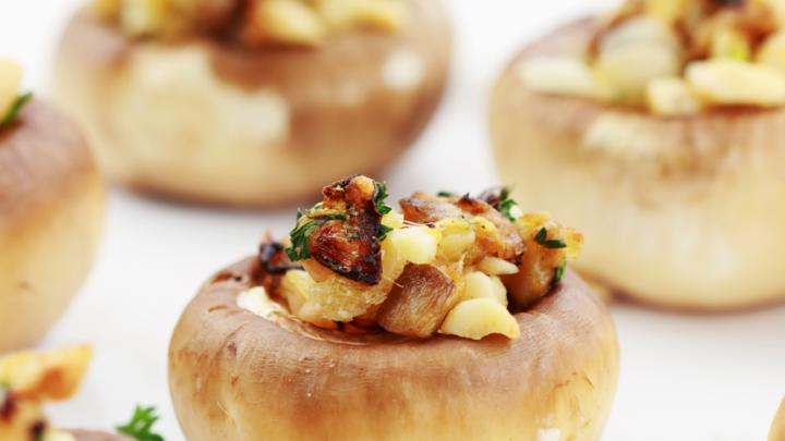 Fingerfood: Gevulde grotchampignons met macademianoten Fingerfood: Gevulde grotchampignons met macademianoten