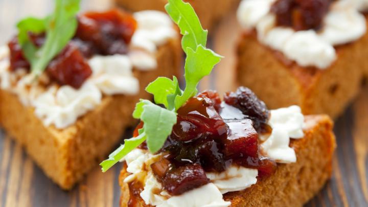 Fingerfood: Chutney van rode biet met peperkoek en geitenkaas Fingerfood: Chutney van rode biet met peperkoek en geitenkaas
