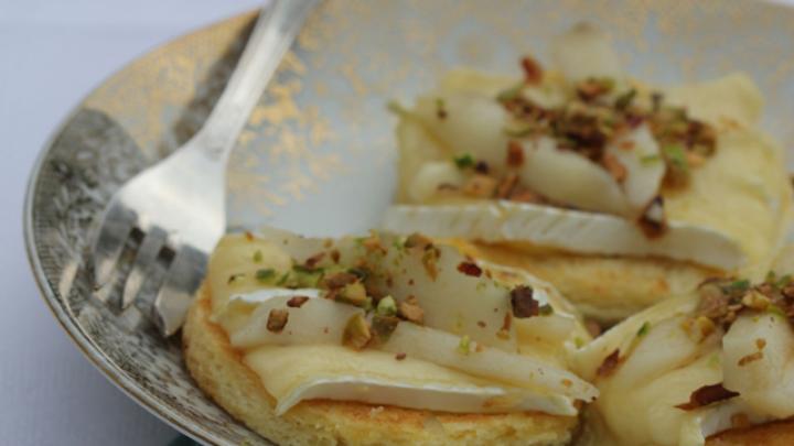 Brunch! Uit de keuken van de zussen: Geroosterde brioche met brie, honing en pistaches Brunch! Uit de keuken van de zussen: Geroosterde brioche met brie, honing en pistaches
