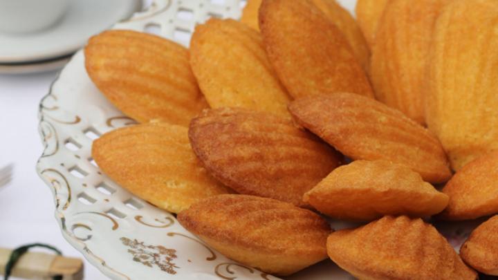 Brunch! Uit de keuken van de zussen: Madeleintjes met abrikozen en vin santo Brunch! Uit de keuken van de zussen: Madeleintjes met abrikozen en vin santo
