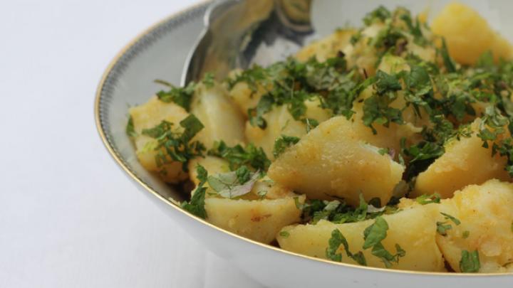 Brunch! Uit de keuken van de zussen: Aardappelsalade met munt en citroenmelisse Brunch! Uit de keuken van de zussen: Aardappelsalade met munt en citroenmelisse