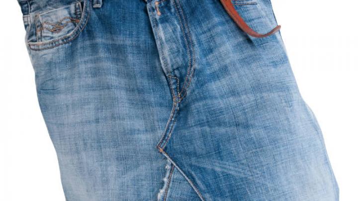 Jeansbroeken krijgen een tweede leven: als handtassen Jeansbroeken krijgen een tweede leven: als handtassen