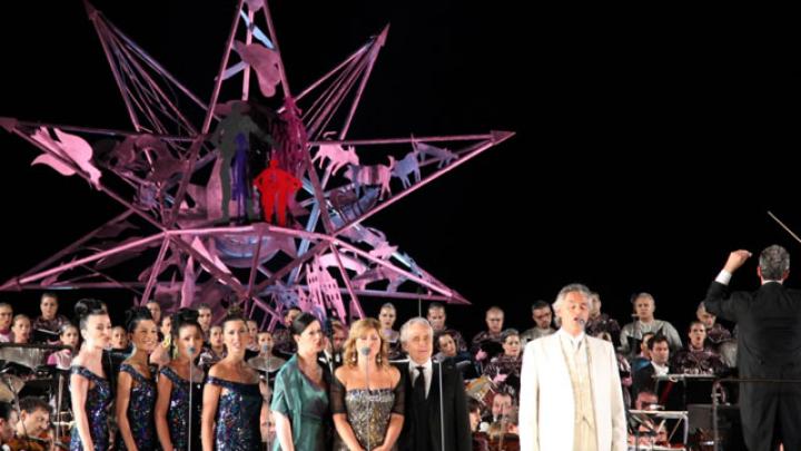 Andrea Bocelli treedt op in zijn achtertuin Andrea Bocelli treedt op in zijn achtertuin