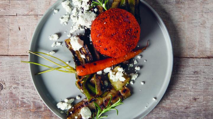 Gegrilde groenten met geitenkaas en lamsballetjes Gegrilde groenten met geitenkaas en lamsballetjes