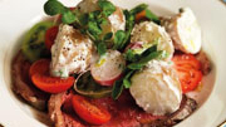 Rundersalade met aardappelen, radijsjes en tomaten Rundersalade met aardappelen, radijsjes en tomaten