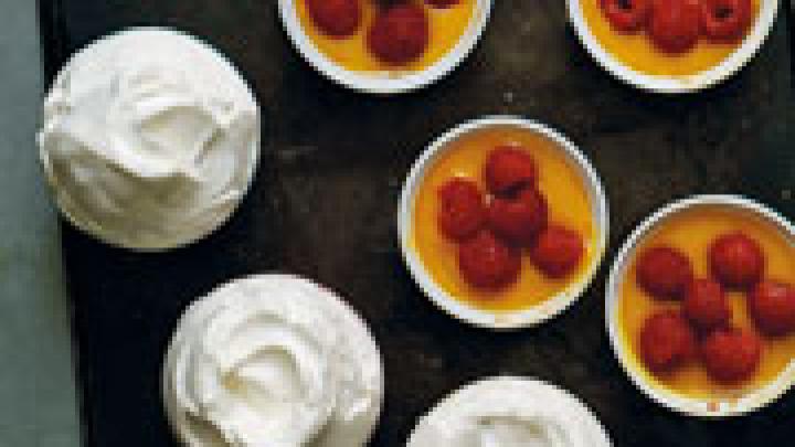 Passievruchtenpudding met frambozen Passievruchtenpudding met frambozen