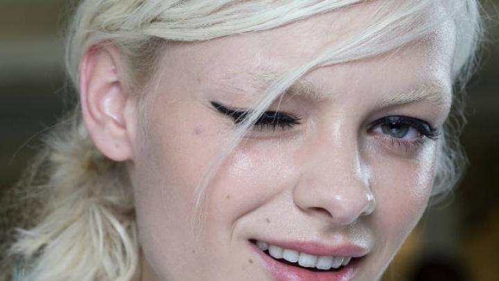Gezien op de catwalk: laag opgestoken kapsels zijn hip Gezien op de catwalk: laag opgestoken kapsels zijn hip