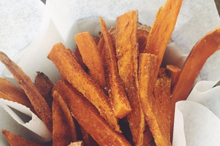 recept: gezonde, crunchy frietjes van zoete aardappel