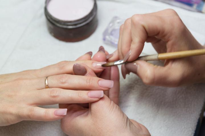 auwch: daarom mag je nooit zelf je acrylnagels verwijderen