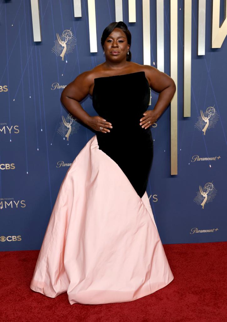 Uzo Aduba op de rode loper van de emmy's
