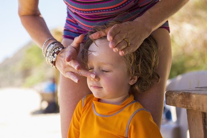 Uv-werende kleding of zonnecrème: wat is het beste voor je kindje? -