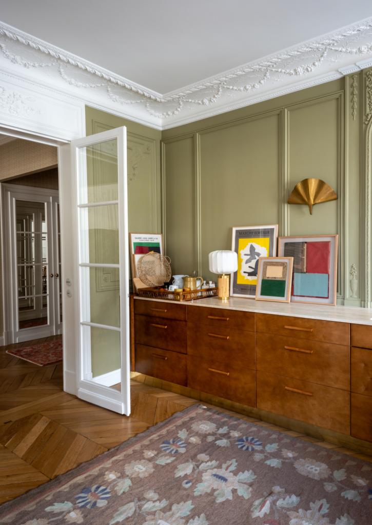 De keuken, met haar chique kastfronten, gaat op in het Haussmann-decor. Op het aanrecht staan een Mezzo-lamp van Les Composantes en een selectie vintage posters.