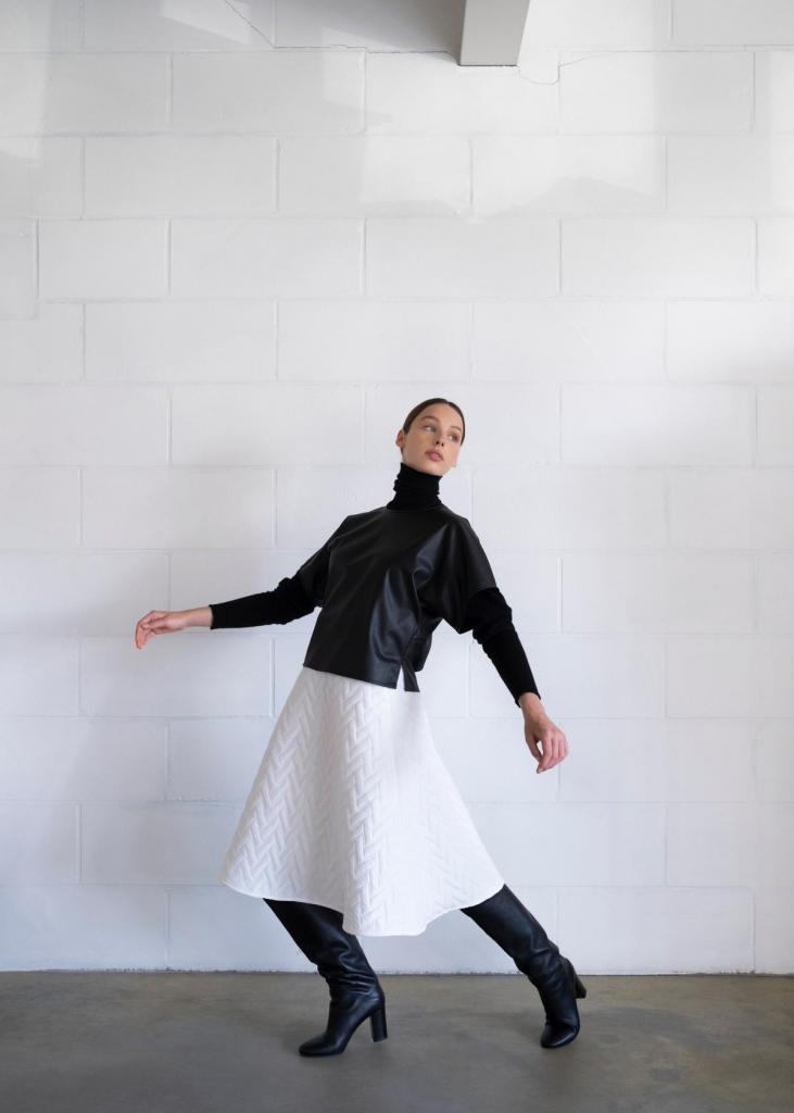 Witte rok in reliëfstof (265 euro) en zwarte top in glanzende stof (139 euro), van Wright.