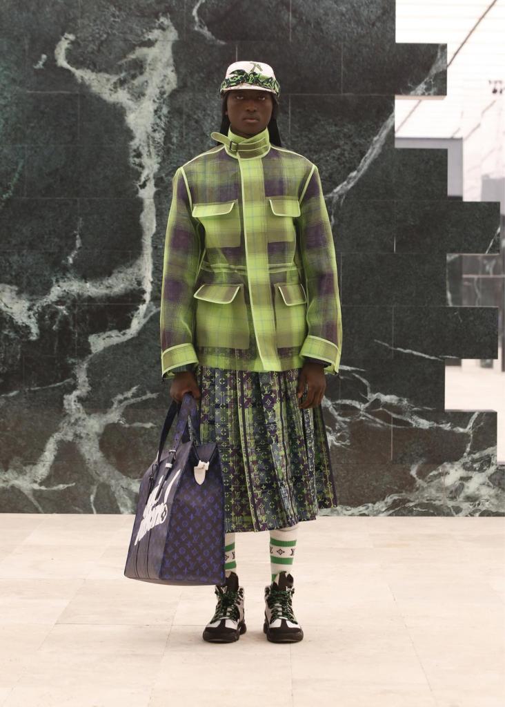 Ook in de mannencollectie van Louis Vuitton zijn er dit seizoen plooirokken te zien.