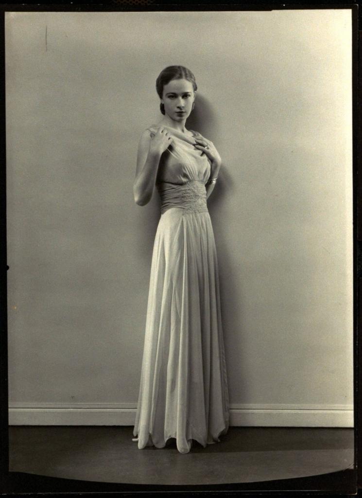 Een foto van model in bias-cut jurk verscheen in 1932 in Vogue.