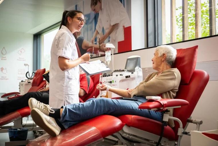 Oudere vrouw geeft bloed